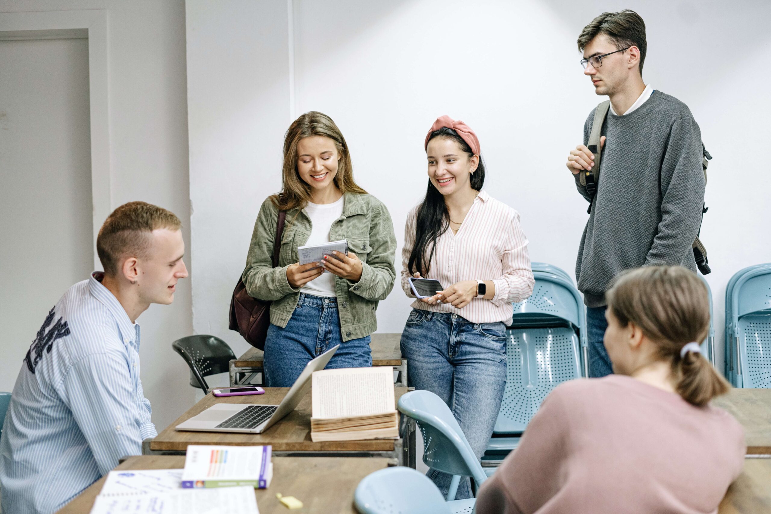 A group of High School Seniors talk together about life after high school. Therapy for Teens with Anxiety in NYC can help make this transition smoothly.