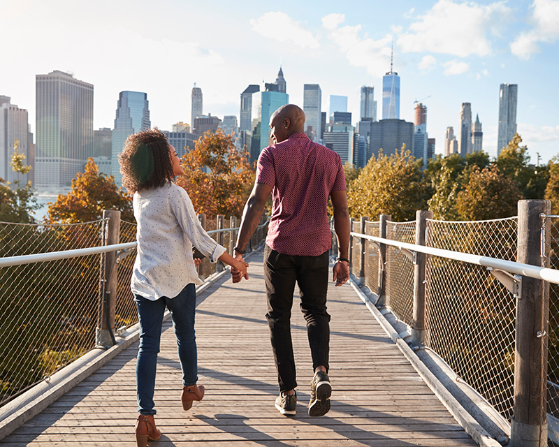nyc_living_therapy Couple enjoying a walk on the High Line living in NYC
